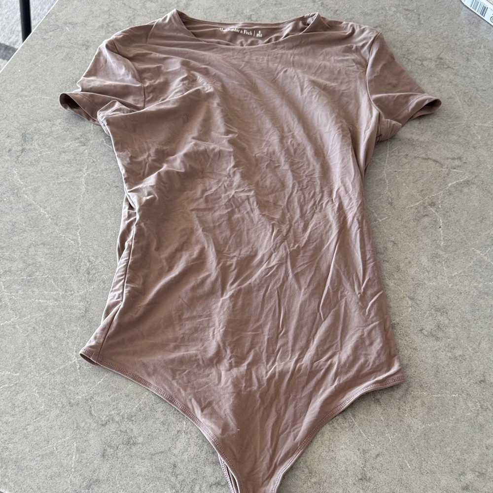 Abercrombie & FitchSoft taupe Short Sleeve Bodysuit BROWN SMALL